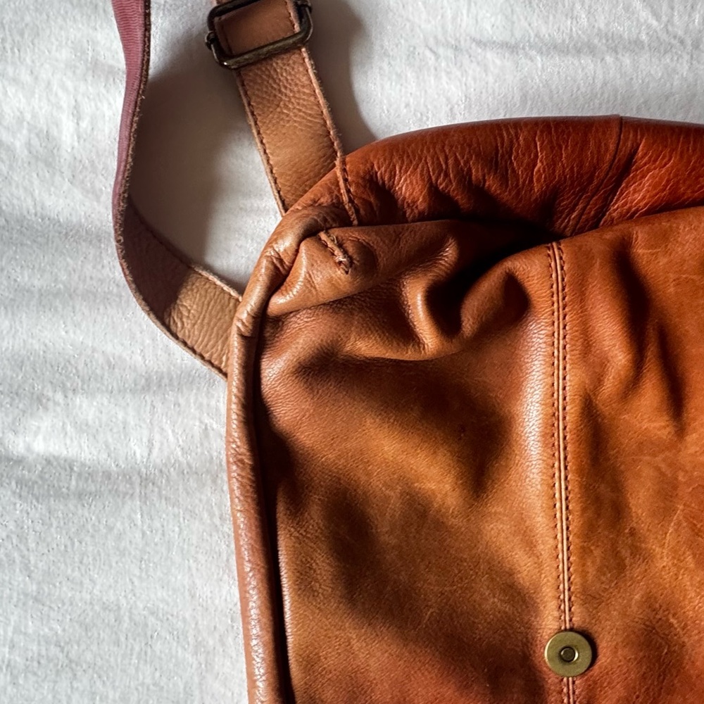 Elegant Tan Leather Men's Backpack - Picture 6 of 6